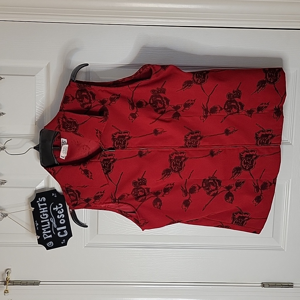 Briggs Vest 12 Zip Up Red Black Roses
